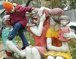 Такие уродливые скульптуры "украшают" многие московские дворики. Фото: АНАТОЛИЙ МОРКОВКИН Такие уродливые скульптуры "украшают" многие московские дворики. Фото: АНАТОЛИЙ МОРКОВКИН