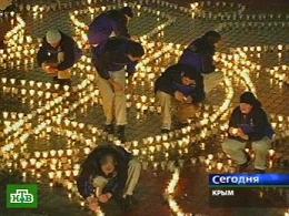 Горящие свечи образовали главный артековский символ - ромашку. Фото: НТВ