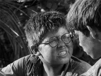 Кадр из фильма Питера Брука ''Повелитель мух'' (1963) с сайта dvdbeaver.com Кадр из фильма Питера Брука ''Повелитель мух'' (1963) с сайта dvdbeaver.com