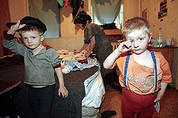 Родительское невнимание все чаще толкает маленьких москвичей на улицу. Фото: АНАТОЛИЙ МОРКОВКИН