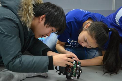 Школьники из Якутии на каникулах пообщались с роботами в Корее