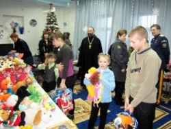 Полицейские Дудинки вручили подарки детям из семей северного района края