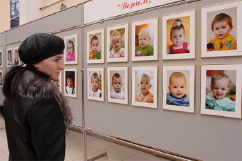 В Омске начала свою работу выставка портретов детей-сирот В Омске начала свою работу выставка портретов детей-сирот