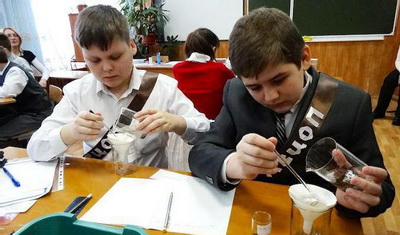 В Дашковке ученики играют на уроках в домино