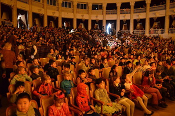 600 детей бесплатно посетили Новогоднюю Ёлку в Оперном Улан-Удэ