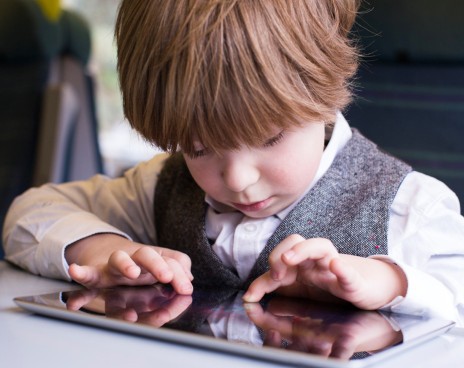 Исследование: 40 процентов родителей учатся новым технологиям у детей