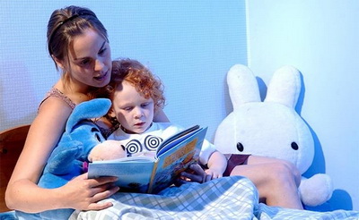 Планшеты сохраняют традицию чтения сказок на ночь детям