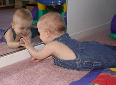 Только с двух лет дети начинают себя узнавать в зеркале