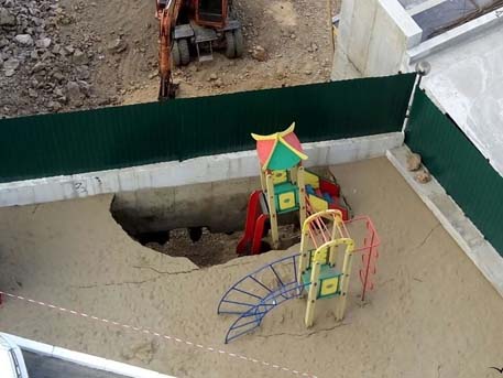 Во Владивостоке провалилась под землю детская площадка 