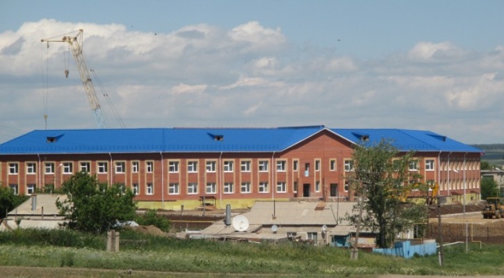 Школьники поселка Балканы пошли в новую школу, построенную взамен старой