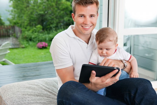 Быстрее развиваются младенцы, имеющие доступ к планшету