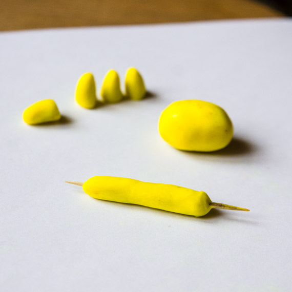 Также жёлтым пластилином облепите зубочистку так, чтобы получилась ровная колбаска, а края зубочистки оставались видны