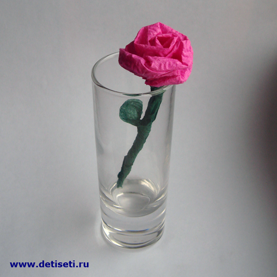 Роза в вазе